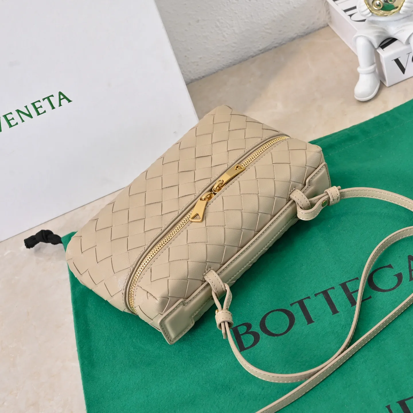 Batch 1360 Bottega Veneta 24 spring and summer woven zipper crossbody bag. A crossbody bag that can be used as a cosmetic bag. The exquisite weaving and compact body are an indispensable accessory for the upcoming summer. The double zipper also better protects the bag. It has a large capacity. If you like it, don’t miss it. Style number: 9109 Size: 22*12.5*5cm